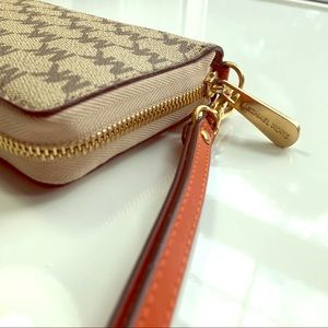 Michael Kors wallet wristlet